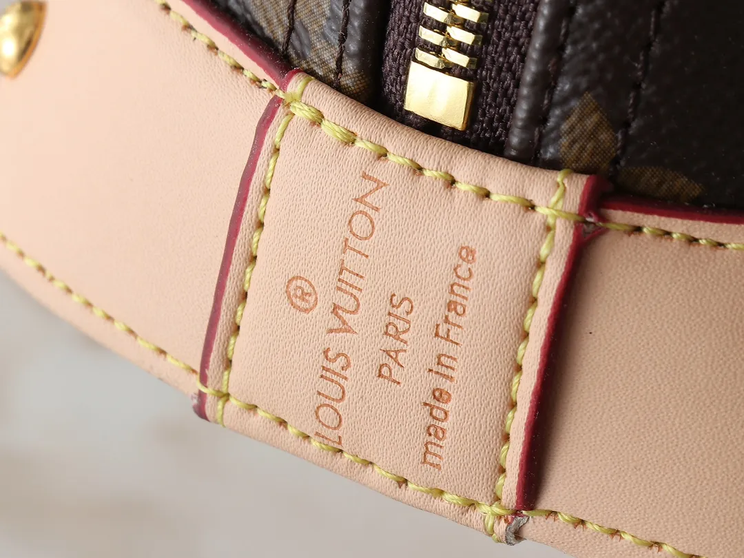 💰300💰Upgraded from the original M13078 M53152. This Alma BB handbag exudes the cheerful style of the Louis Vuitton x Murakami collaboration series, cleverly recalling the Art Deco design of the 1930s. Monogram coated canvas renders Murakami's playful tones, while classic calfskin touches the Toron handle, base, detachable shoulder strap and LV x TM key holder. 17.5 x 11.5 x 23.5 cm (height x width x length)