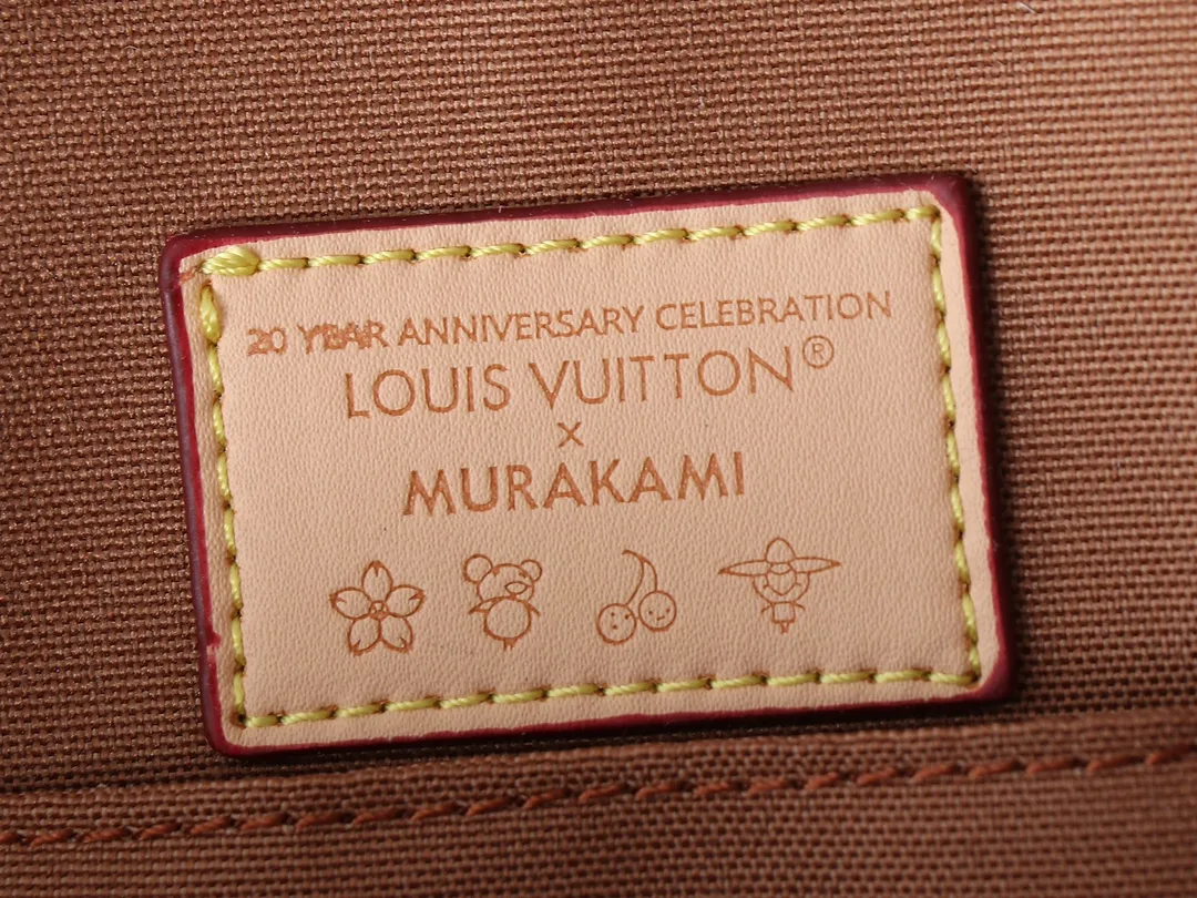 💰300💰Upgraded from the original M13078 M53152. This Alma BB handbag exudes the cheerful style of the Louis Vuitton x Murakami collaboration series, cleverly recalling the Art Deco design of the 1930s. Monogram coated canvas renders Murakami's playful tones, while classic calfskin touches the Toron handle, base, detachable shoulder strap and LV x TM key holder. 17.5 x 11.5 x 23.5 cm (height x width x length)