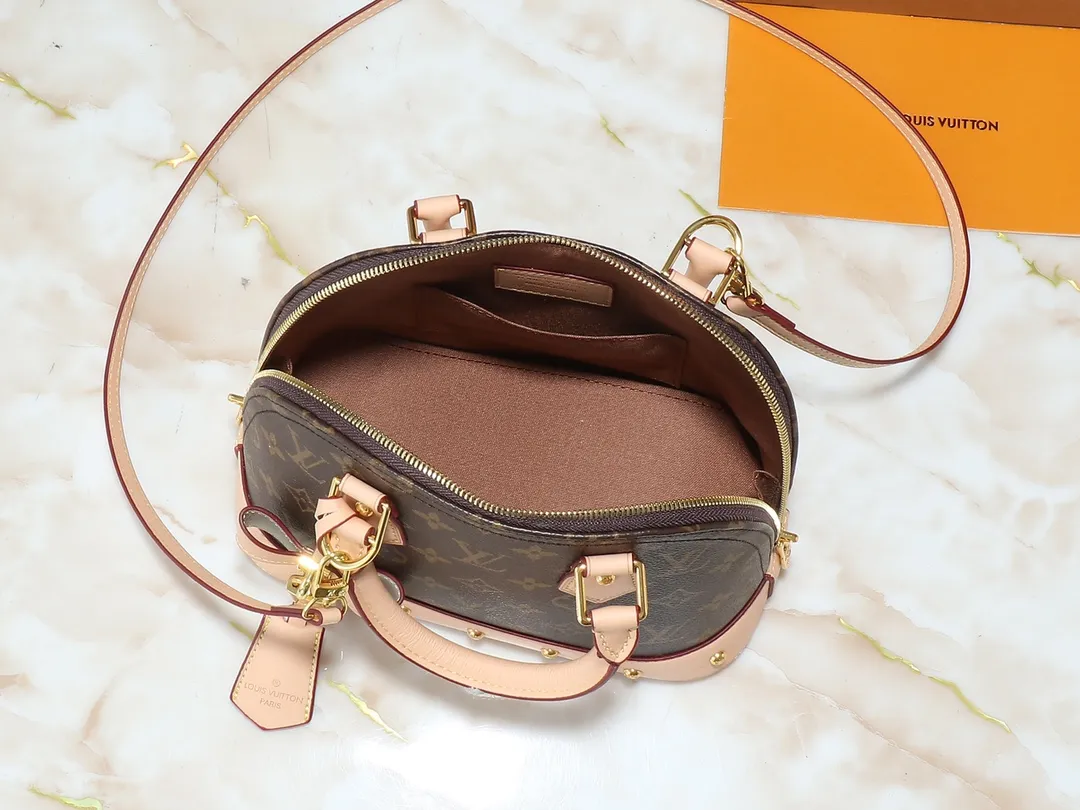💰300💰Upgraded from the original M13078 M53152. This Alma BB handbag exudes the cheerful style of the Louis Vuitton x Murakami collaboration series, cleverly recalling the Art Deco design of the 1930s. Monogram coated canvas renders Murakami's playful tones, while classic calfskin touches the Toron handle, base, detachable shoulder strap and LV x TM key holder. 17.5 x 11.5 x 23.5 cm (height x width x length)