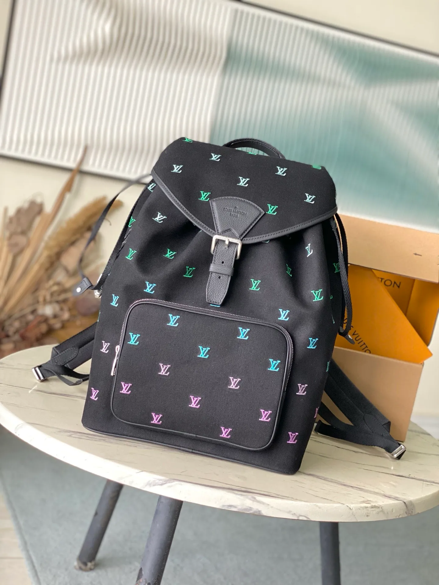 💰1760 Top original item M14135 This Montsouris backpack is made of washed LV Blason denim, with dark tones accentuating the gradient effect of the LV letters, showing Pharrel Wiliams’ creative ingenuity in translating graceful music into fashionable language. The zippered front pocket provides easy access to everyday items, while the drawstring closure and magnetic laces provide ample space. Dimensions: 32 × 40 × 19 cm
