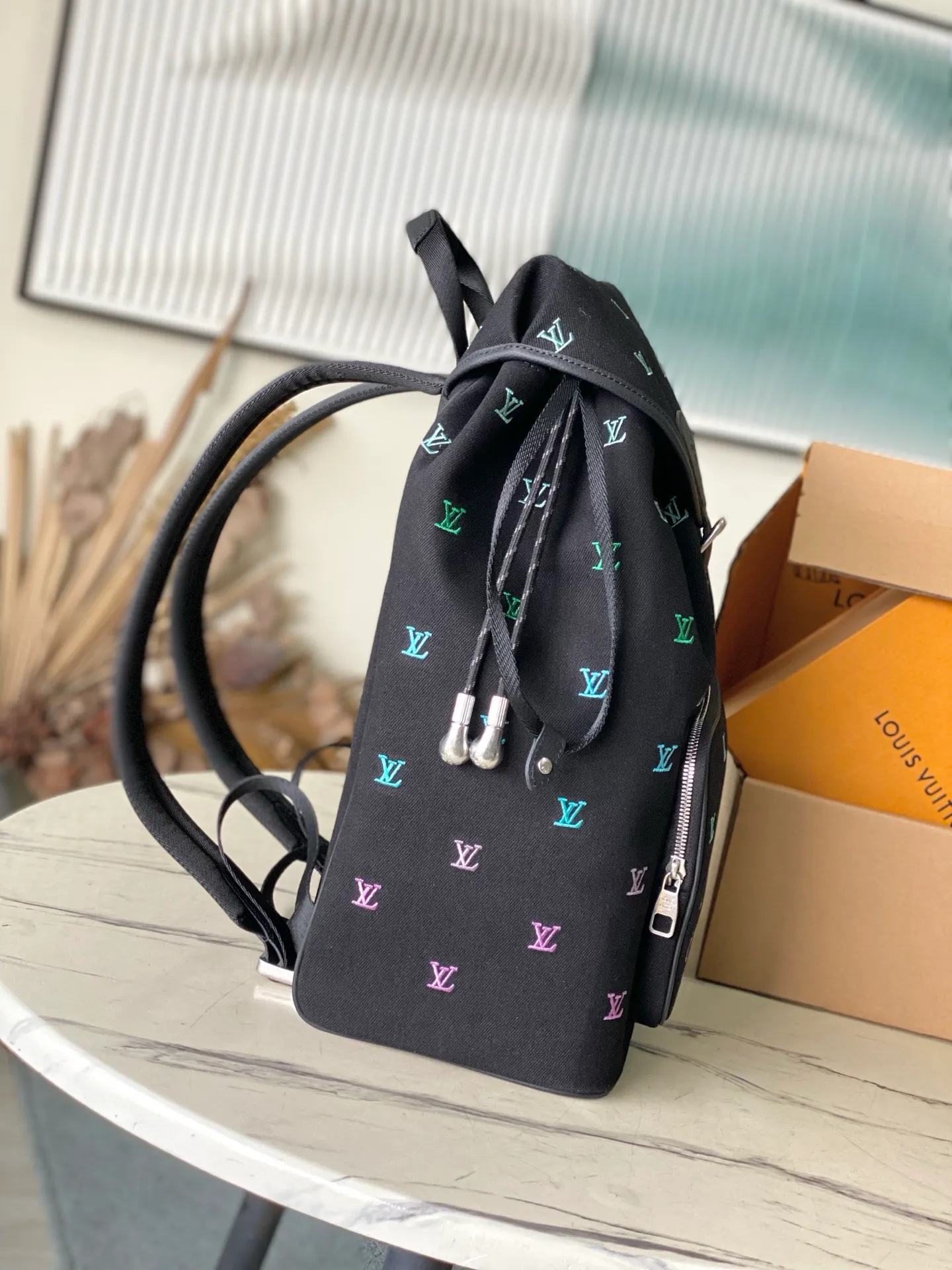 💰1760 Top original item M14135 This Montsouris backpack is made of washed LV Blason denim, with dark tones accentuating the gradient effect of the LV letters, showing Pharrel Wiliams’ creative ingenuity in translating graceful music into fashionable language. The zippered front pocket provides easy access to everyday items, while the drawstring closure and magnetic laces provide ample space. Dimensions: 32 × 40 × 19 cm