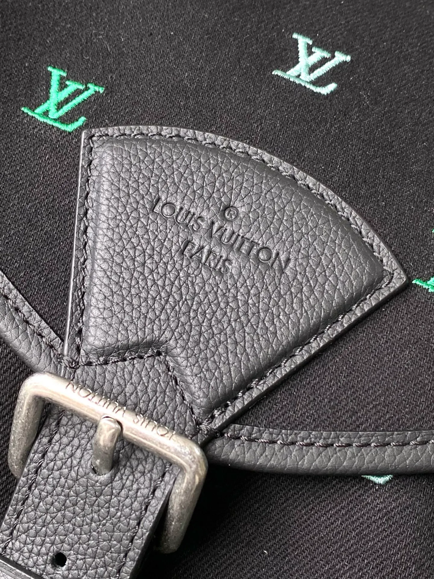 💰1760 Top original item M14135 This Montsouris backpack is made of washed LV Blason denim, with dark tones accentuating the gradient effect of the LV letters, showing Pharrel Wiliams’ creative ingenuity in translating graceful music into fashionable language. The zippered front pocket provides easy access to everyday items, while the drawstring closure and magnetic laces provide ample space. Dimensions: 32 × 40 × 19 cm