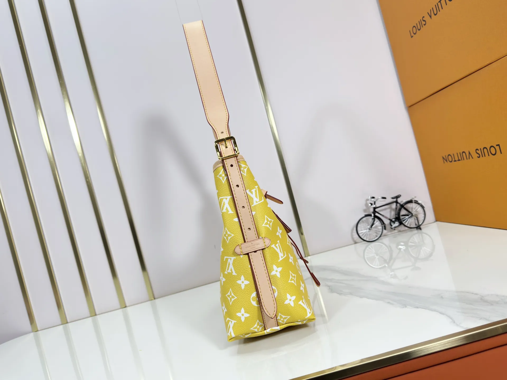 P280 upgraded original M24861 M25143 M46203 M46197 Colorful, legendary CarryAll medium handbag, with Monogram canvas and leather trimming to create a body-fitting design. There's a zipped pocket inside the ample space, and a detachable zipped clutch adds a functional element, with a buckle-adjustable handle. Small size: 29 x 24 x 12 cm