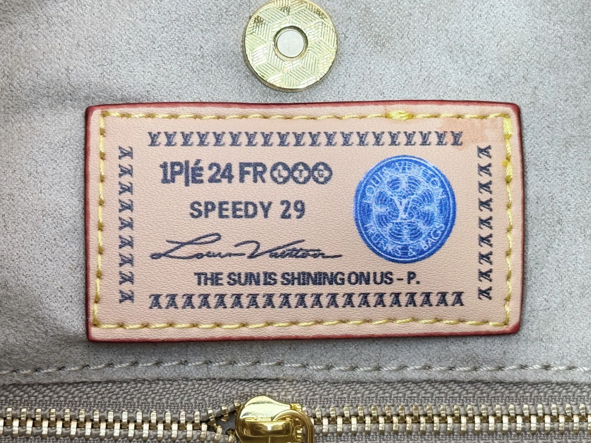 P280 upgraded original M24861 M25143 M46203 M46197 Colorful, legendary CarryAll medium handbag, with Monogram canvas and leather trimming to create a body-fitting design. There's a zipped pocket inside the ample space, and a detachable zipped clutch adds a functional element, with a buckle-adjustable handle. Small size: 29 x 24 x 12 cm