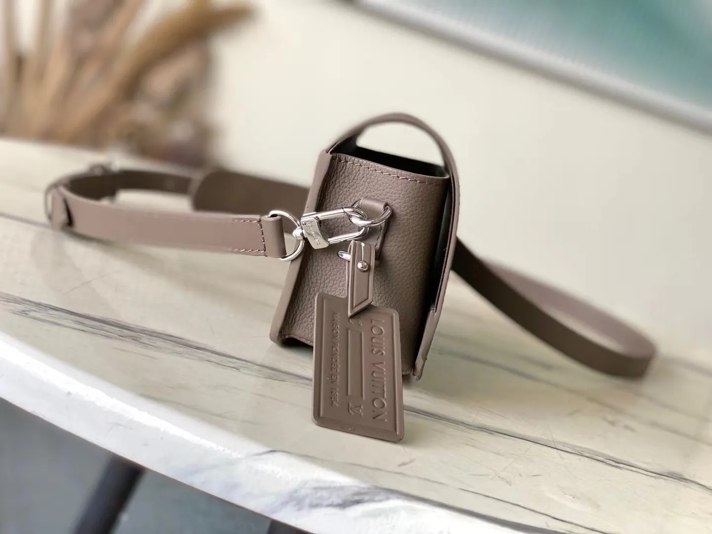 💰900 (first-grain leather) Top-quality original order M11484 Brown This Fastline mini handbag is made of grained cow leather with bright metal parts. The obtuse-angled flap, unique nameplate and metal LV letters reveal the iconic tone of the LVAerogram series. Dimensions: 17.3 × 12 × 7 cm
