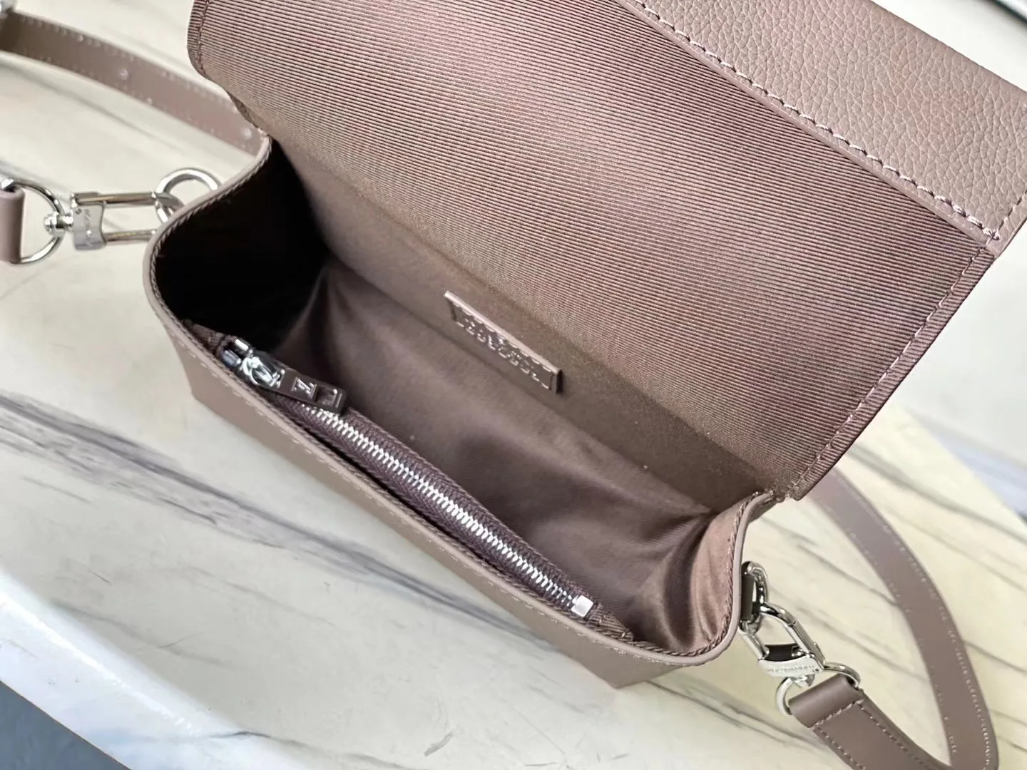 💰900 (first-grain leather) Top-quality original order M11484 Brown This Fastline mini handbag is made of grained cow leather with bright metal parts. The obtuse-angled flap, unique nameplate and metal LV letters reveal the iconic tone of the LVAerogram series. Dimensions: 17.3 × 12 × 7 cm