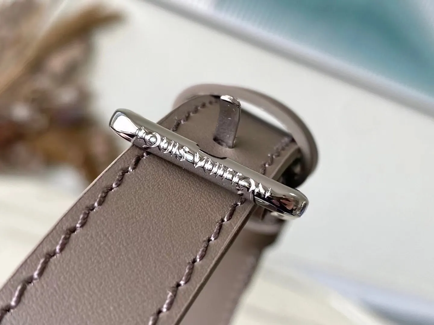 💰900 (first-grain leather) Top-quality original order M11484 Brown This Fastline mini handbag is made of grained cow leather with bright metal parts. The obtuse-angled flap, unique nameplate and metal LV letters reveal the iconic tone of the LVAerogram series. Dimensions: 17.3 × 12 × 7 cm