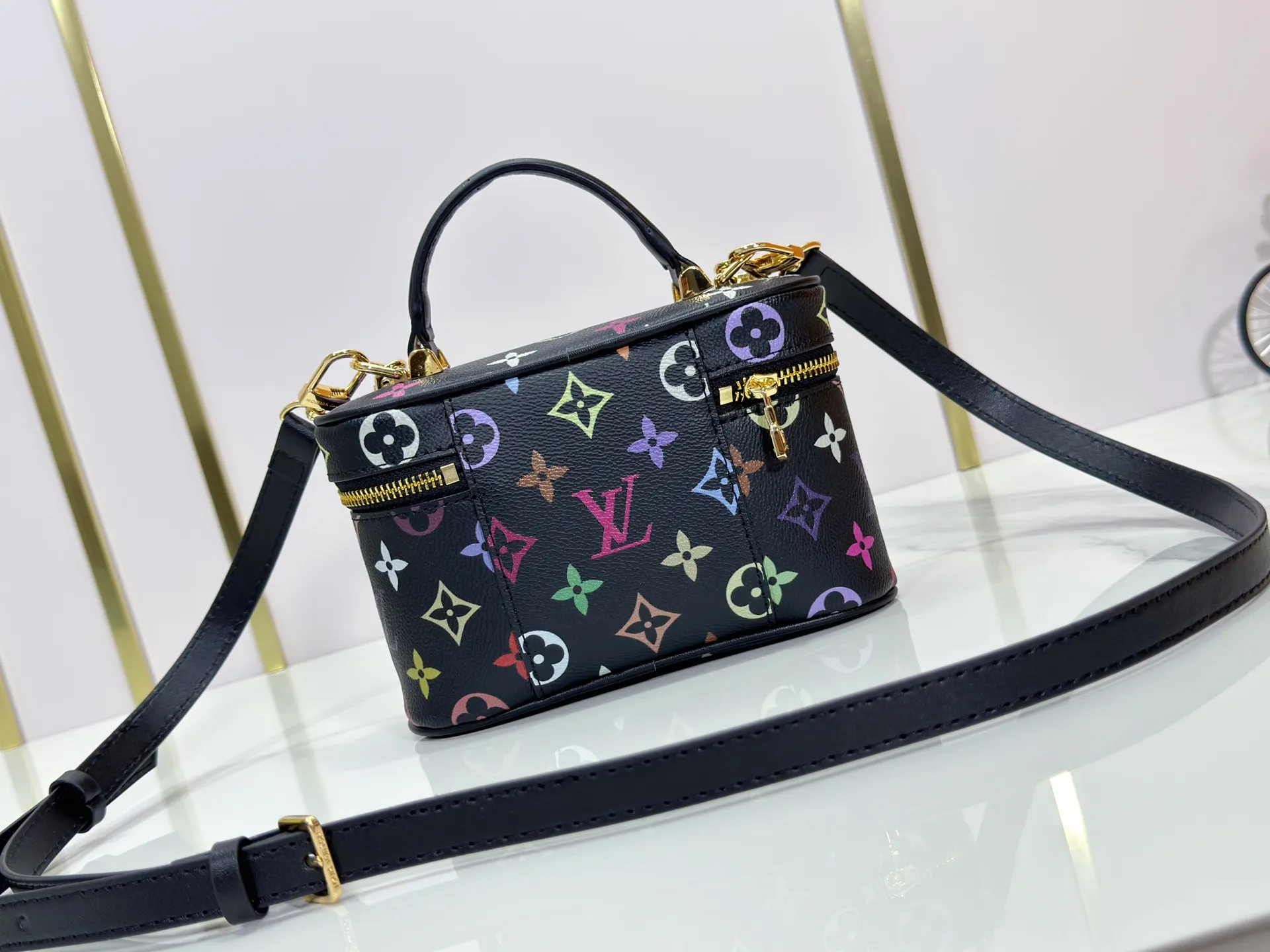 P280 Upgraded original M13662 This Vanity Pouch handbag is from the Louis Vuitton x Takashi Murakami reissue series, reinterpreting the brand's classic Monogram pattern with the artist's distinctive tones. Coated canvas is trimmed with calfskin, while a zipper closure, detachable chain and LV-engraved padlock add a metallic sheen. Dimensions: 11.5 x 6.5 x 19 cm (height x width x length)