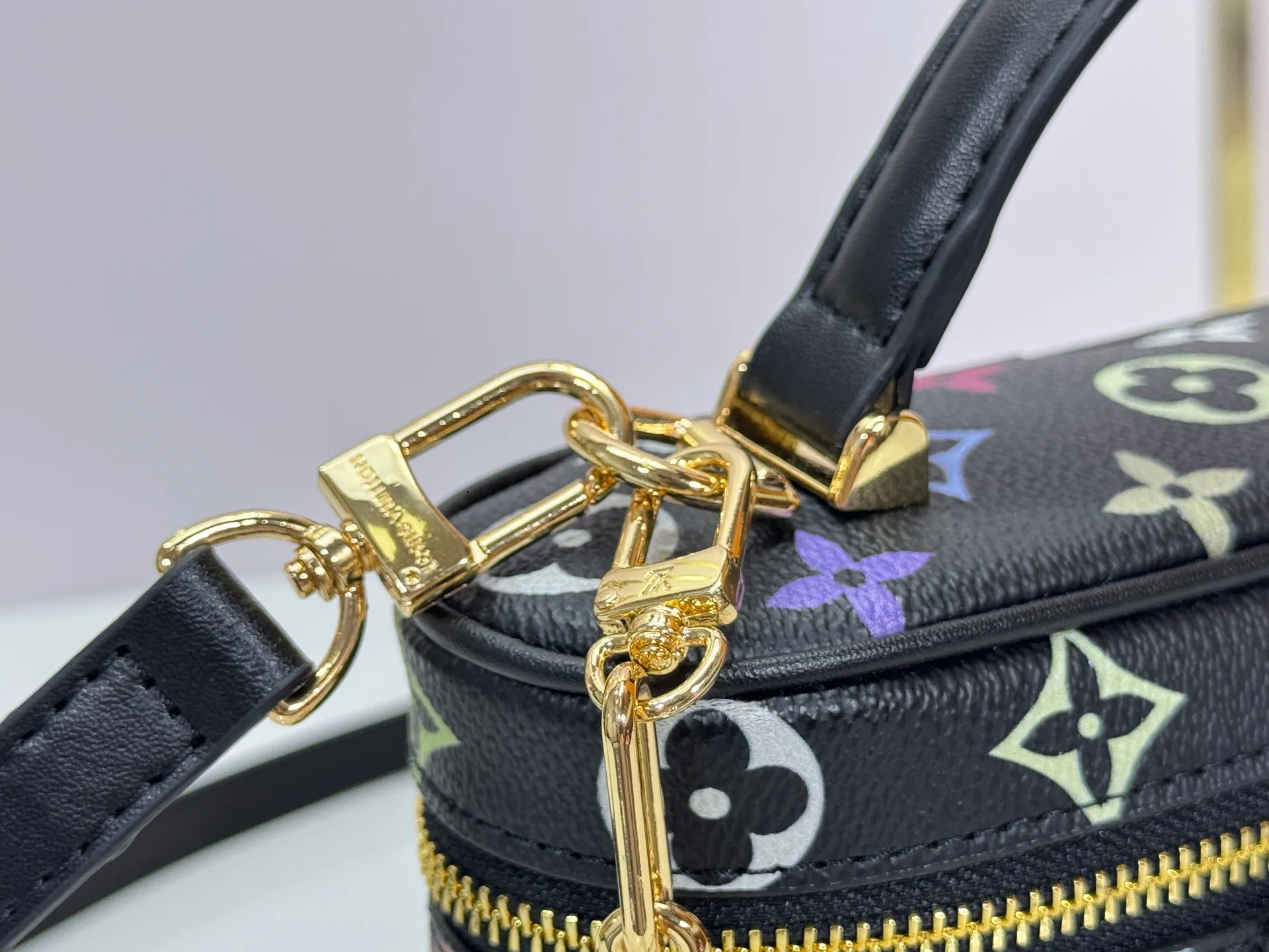 P280 Upgraded original M13662 This Vanity Pouch handbag is from the Louis Vuitton x Takashi Murakami reissue series, reinterpreting the brand's classic Monogram pattern with the artist's distinctive tones. Coated canvas is trimmed with calfskin, while a zipper closure, detachable chain and LV-engraved padlock add a metallic sheen. Dimensions: 11.5 x 6.5 x 19 cm (height x width x length)