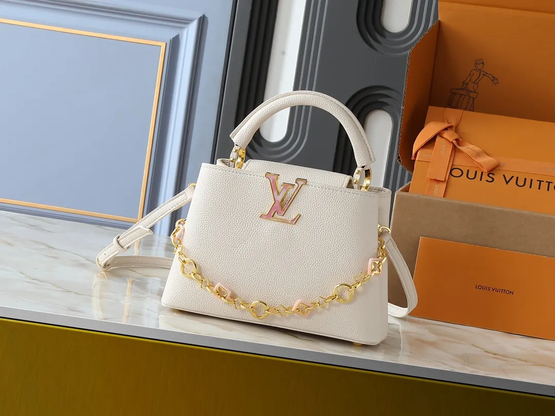 💰440💰Guangzhou goods Upgraded from the original M14381 M14970 M14393 M14972 M14971 This Capucines BB handbag quotes the design elements of the Harmony series and tells the inspiration of the Monogram flower with a gorgeous chain. The Taurillon cow leather body is embellished with a resin-coated LV logo, and the flap can be opened externally or internally to reveal a neat interior with multiple pockets. Dimensions: 27.0 x 17.3 x 9.0 cm (length x height x width)