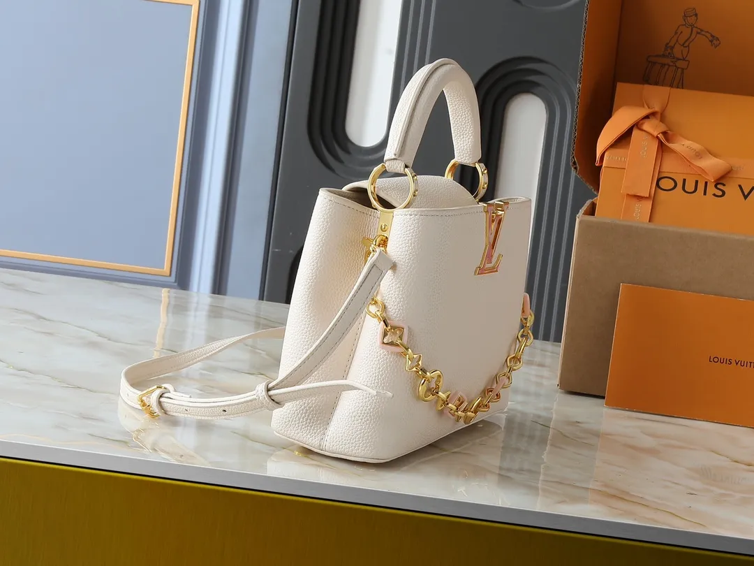 💰440💰Guangzhou goods Upgraded from the original M14381 M14970 M14393 M14972 M14971 This Capucines BB handbag quotes the design elements of the Harmony series and tells the inspiration of the Monogram flower with a gorgeous chain. The Taurillon cow leather body is embellished with a resin-coated LV logo, and the flap can be opened externally or internally to reveal a neat interior with multiple pockets. Dimensions: 27.0 x 17.3 x 9.0 cm (length x height x width)