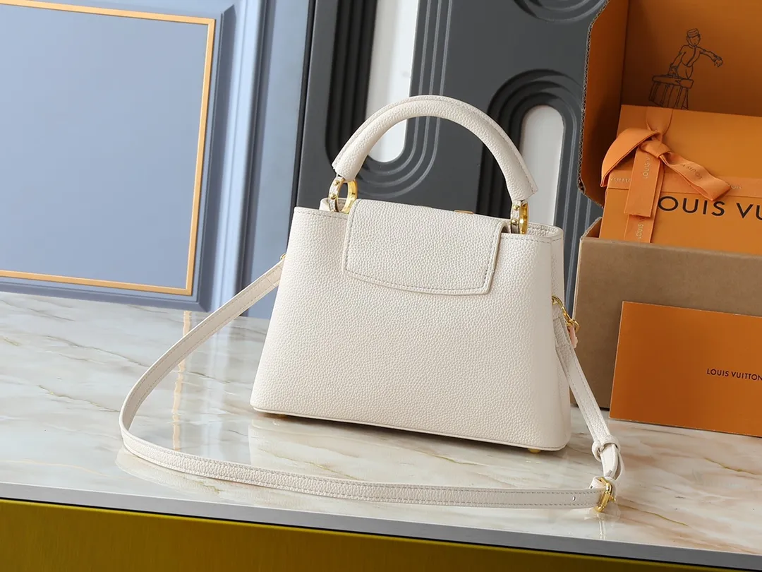 💰440💰Guangzhou goods Upgraded from the original M14381 M14970 M14393 M14972 M14971 This Capucines BB handbag quotes the design elements of the Harmony series and tells the inspiration of the Monogram flower with a gorgeous chain. The Taurillon cow leather body is embellished with a resin-coated LV logo, and the flap can be opened externally or internally to reveal a neat interior with multiple pockets. Dimensions: 27.0 x 17.3 x 9.0 cm (length x height x width)