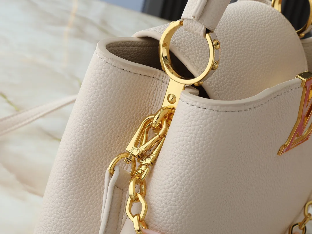 💰440💰Guangzhou goods Upgraded from the original M14381 M14970 M14393 M14972 M14971 This Capucines BB handbag quotes the design elements of the Harmony series and tells the inspiration of the Monogram flower with a gorgeous chain. The Taurillon cow leather body is embellished with a resin-coated LV logo, and the flap can be opened externally or internally to reveal a neat interior with multiple pockets. Dimensions: 27.0 x 17.3 x 9.0 cm (length x height x width)