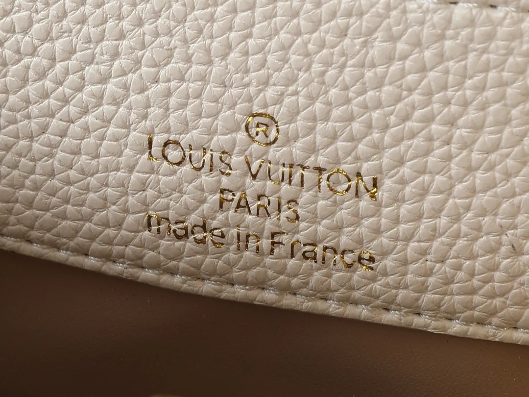 💰440💰Guangzhou goods Upgraded from the original M14381 M14970 M14393 M14972 M14971 This Capucines BB handbag quotes the design elements of the Harmony series and tells the inspiration of the Monogram flower with a gorgeous chain. The Taurillon cow leather body is embellished with a resin-coated LV logo, and the flap can be opened externally or internally to reveal a neat interior with multiple pockets. Dimensions: 27.0 x 17.3 x 9.0 cm (length x height x width)