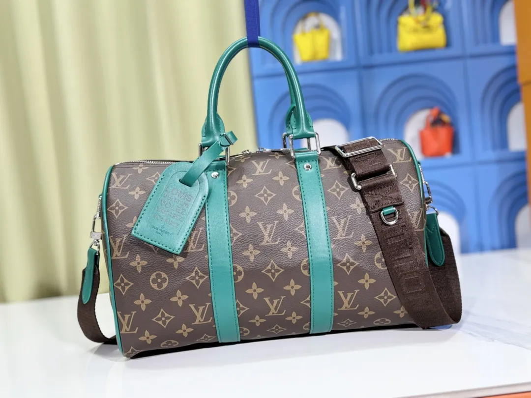 P280💰Upgraded original version M12765 presbyopic green M13201 presbyopic yellow M46655 black flower M22765 embossed This Keepall Bandoulière 35 handbag uses Monogram Eclipse coated canvas to convey restrained demeanor. Leather top handles, side straps and hardware reflect classic heritage, while a removable and adjustable shoulder strap makes it comfortable to carry over the shoulder. 34.0 x 21.0 x 16.0 cm (length x height x width)