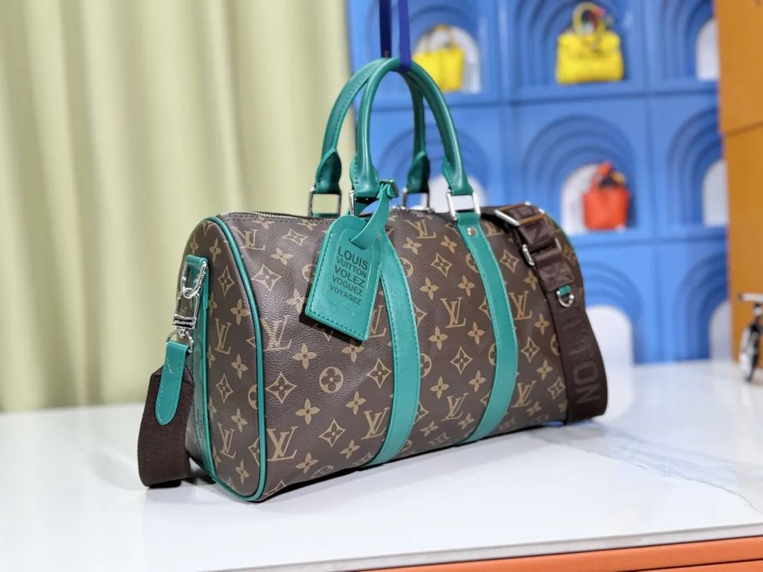 P280💰Upgraded original version M12765 presbyopic green M13201 presbyopic yellow M46655 black flower M22765 embossed This Keepall Bandoulière 35 handbag uses Monogram Eclipse coated canvas to convey restrained demeanor. Leather top handles, side straps and hardware reflect classic heritage, while a removable and adjustable shoulder strap makes it comfortable to carry over the shoulder. 34.0 x 21.0 x 16.0 cm (length x height x width)