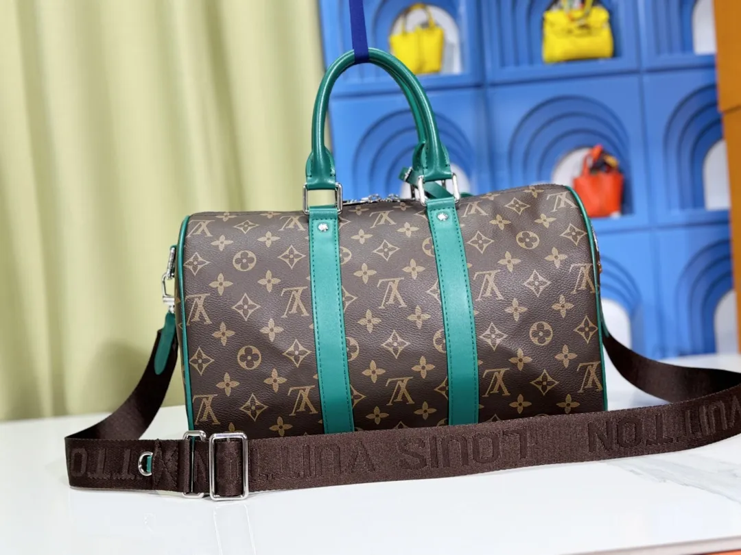 P280💰Upgraded original version M12765 presbyopic green M13201 presbyopic yellow M46655 black flower M22765 embossed This Keepall Bandoulière 35 handbag uses Monogram Eclipse coated canvas to convey restrained demeanor. Leather top handles, side straps and hardware reflect classic heritage, while a removable and adjustable shoulder strap makes it comfortable to carry over the shoulder. 34.0 x 21.0 x 16.0 cm (length x height x width)