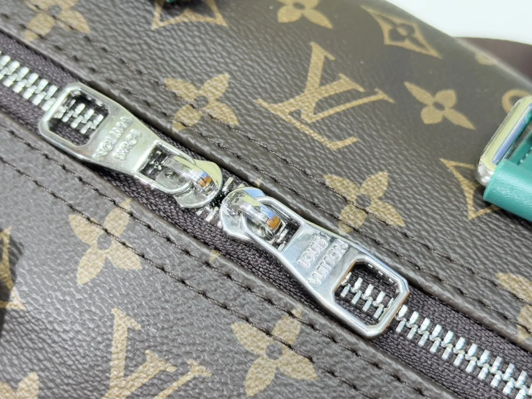 P280💰Upgraded original version M12765 presbyopic green M13201 presbyopic yellow M46655 black flower M22765 embossed This Keepall Bandoulière 35 handbag uses Monogram Eclipse coated canvas to convey restrained demeanor. Leather top handles, side straps and hardware reflect classic heritage, while a removable and adjustable shoulder strap makes it comfortable to carry over the shoulder. 34.0 x 21.0 x 16.0 cm (length x height x width)