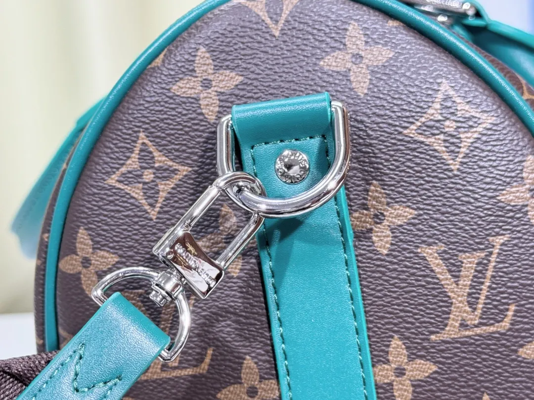 P280💰Upgraded original version M12765 presbyopic green M13201 presbyopic yellow M46655 black flower M22765 embossed This Keepall Bandoulière 35 handbag uses Monogram Eclipse coated canvas to convey restrained demeanor. Leather top handles, side straps and hardware reflect classic heritage, while a removable and adjustable shoulder strap makes it comfortable to carry over the shoulder. 34.0 x 21.0 x 16.0 cm (length x height x width)