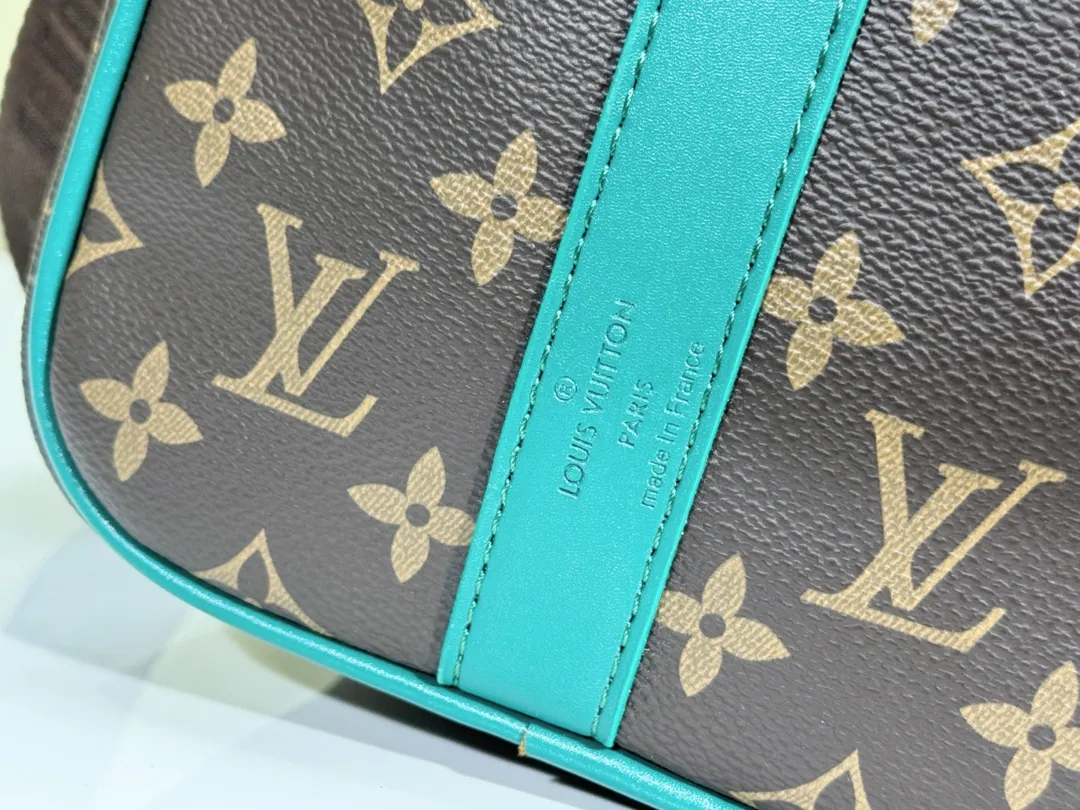 P280💰Upgraded original version M12765 presbyopic green M13201 presbyopic yellow M46655 black flower M22765 embossed This Keepall Bandoulière 35 handbag uses Monogram Eclipse coated canvas to convey restrained demeanor. Leather top handles, side straps and hardware reflect classic heritage, while a removable and adjustable shoulder strap makes it comfortable to carry over the shoulder. 34.0 x 21.0 x 16.0 cm (length x height x width)