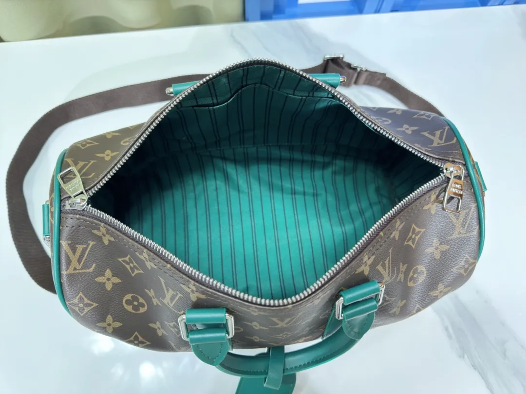 P280💰Upgraded original version M12765 presbyopic green M13201 presbyopic yellow M46655 black flower M22765 embossed This Keepall Bandoulière 35 handbag uses Monogram Eclipse coated canvas to convey restrained demeanor. Leather top handles, side straps and hardware reflect classic heritage, while a removable and adjustable shoulder strap makes it comfortable to carry over the shoulder. 34.0 x 21.0 x 16.0 cm (length x height x width)