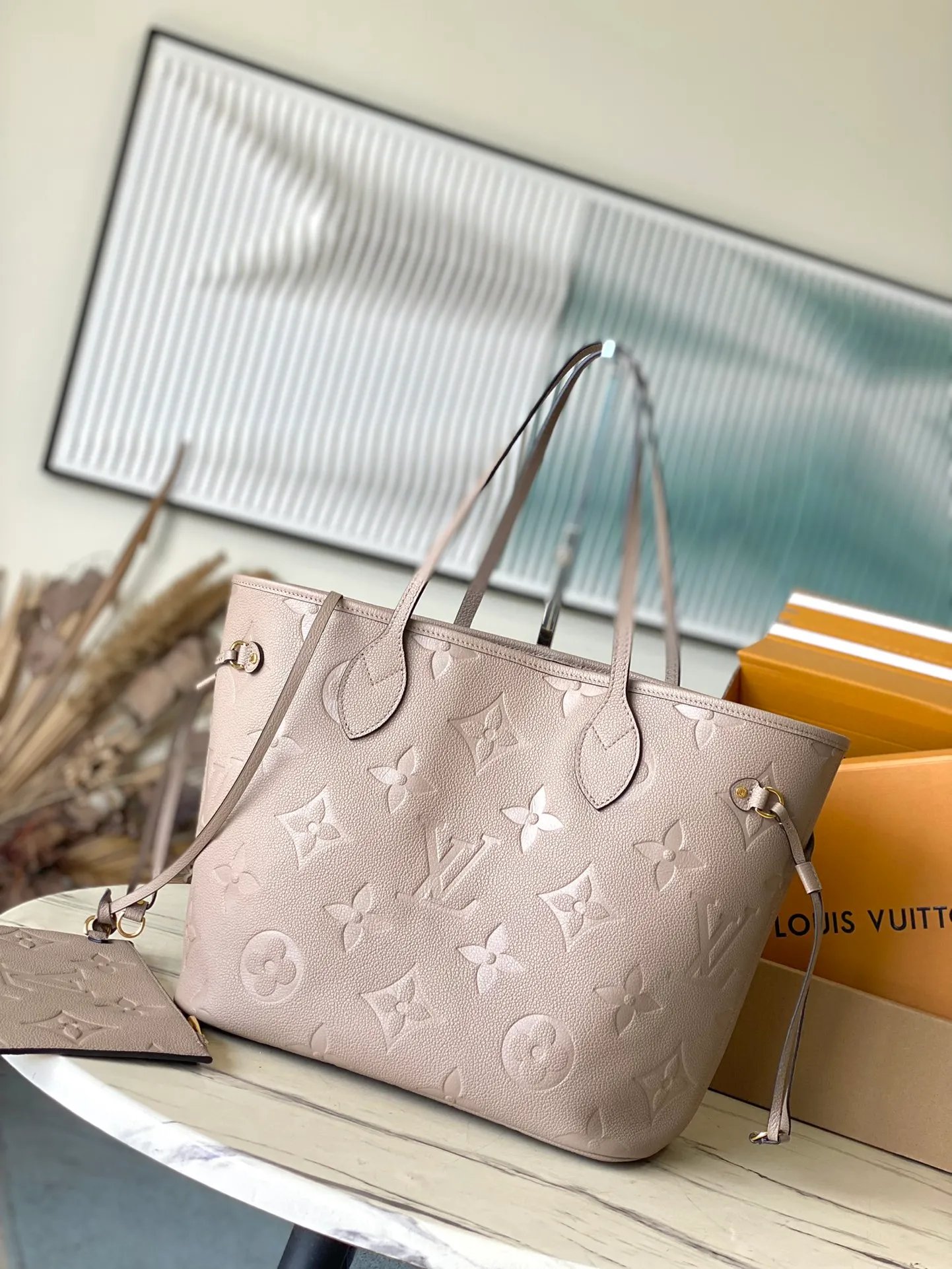 💰1180 (top layer leather) top original order M45686 This Neverfull medium handbag is made of Monogram Empreinte grain leather, with microfiber lining and metal parts. Tighten or loosen the side ties for a smart or relaxed look. The zippered inner bag can be removed for separate use. Dimensions: 31 × 28 × 14 cm