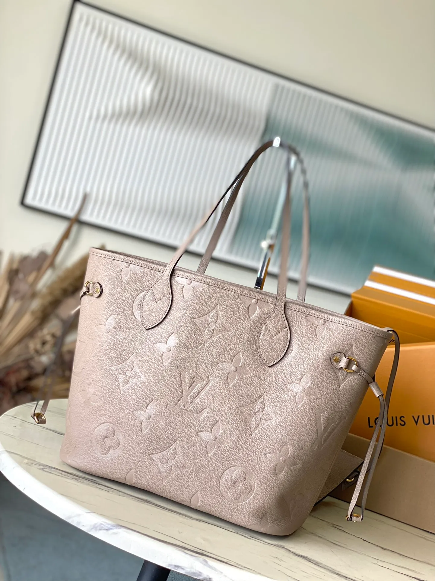 💰1180 (top layer leather) top original order M45686 This Neverfull medium handbag is made of Monogram Empreinte grain leather, with microfiber lining and metal parts. Tighten or loosen the side ties for a smart or relaxed look. The zippered inner bag can be removed for separate use. Dimensions: 31 × 28 × 14 cm