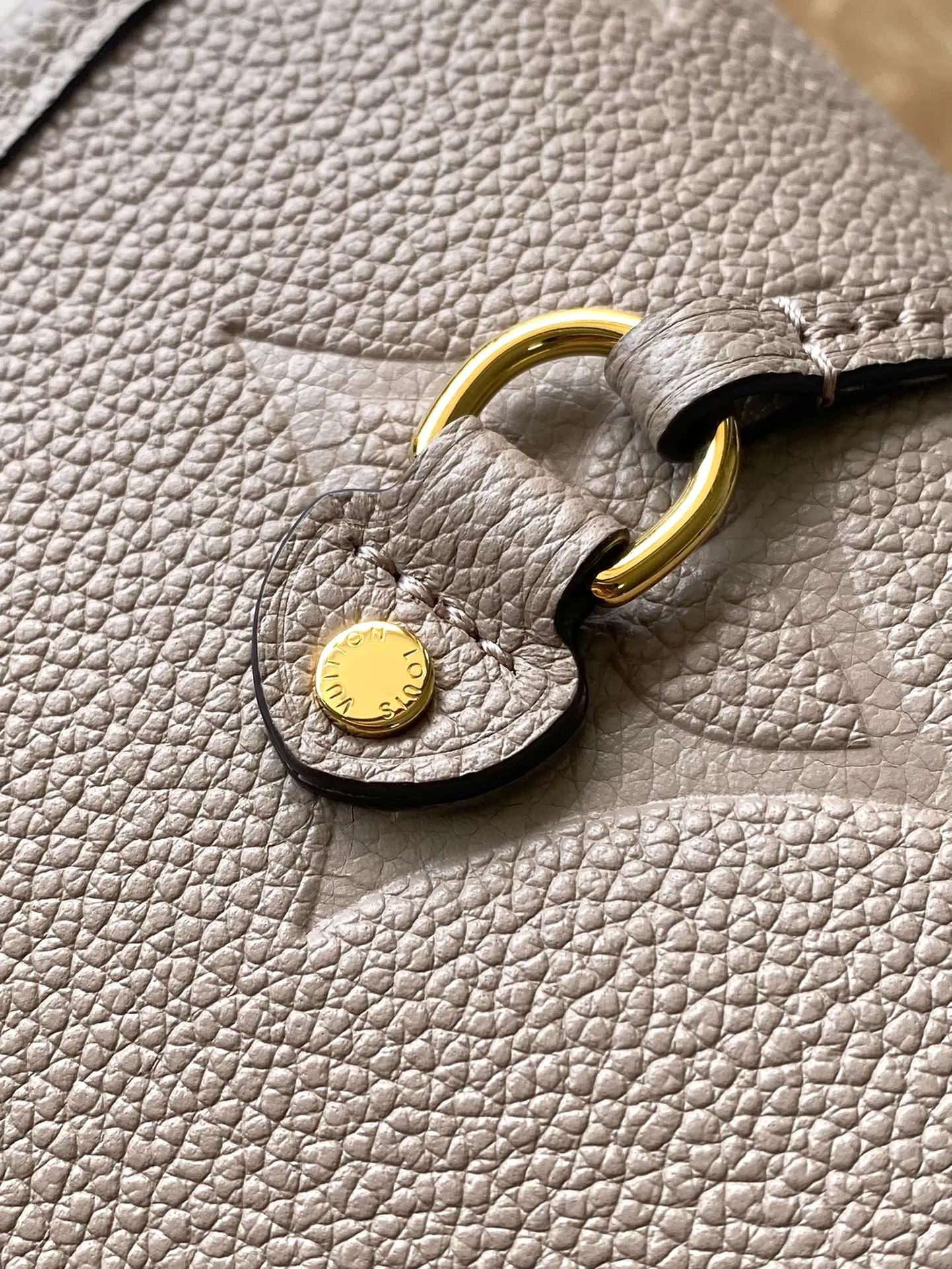 💰1180 (top layer leather) top original order M45686 This Neverfull medium handbag is made of Monogram Empreinte grain leather, with microfiber lining and metal parts. Tighten or loosen the side ties for a smart or relaxed look. The zippered inner bag can be removed for separate use. Dimensions: 31 × 28 × 14 cm
