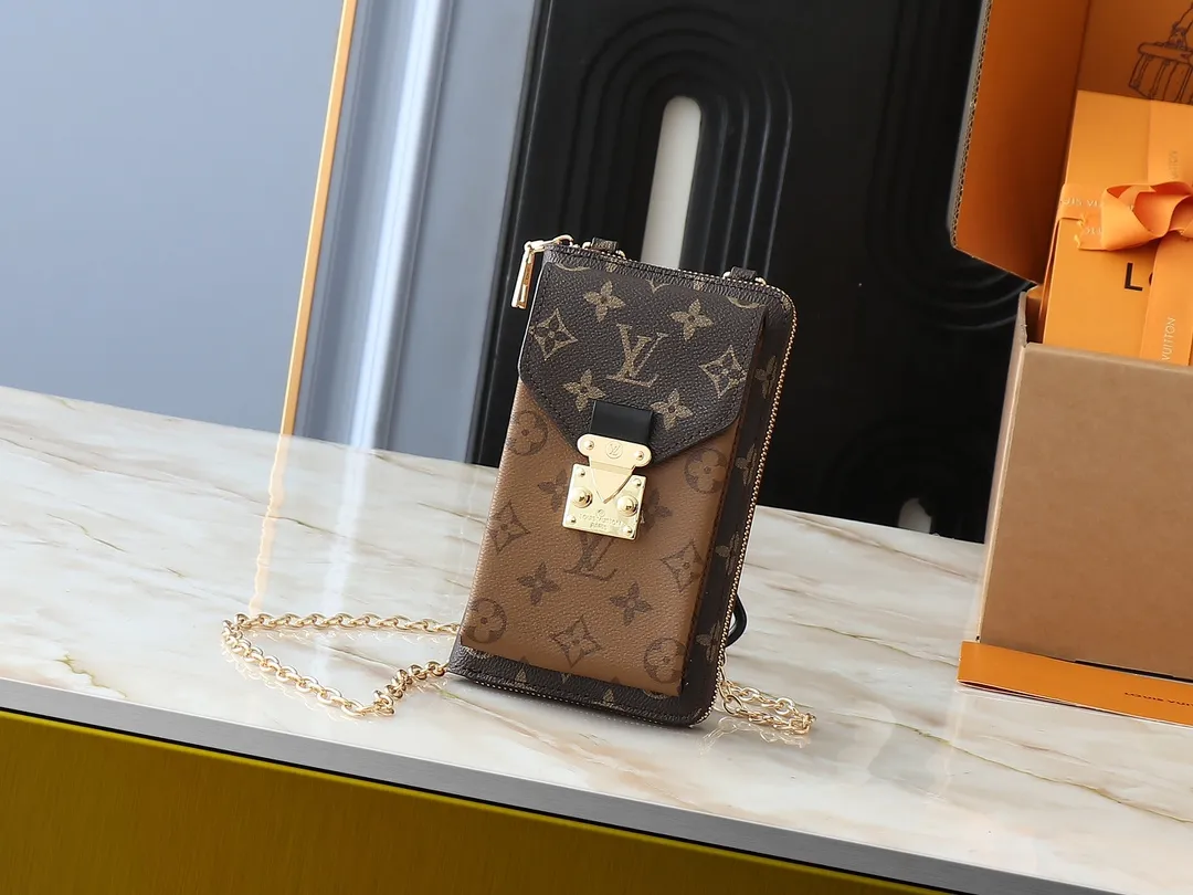 💰260💰Upgraded from the original M80731 ✨M e tis wallet dual mobile phone bag is cut out of Monogram canvas in a flexible configuration, providing a place for a variety of smartphones. The zipper bag securely stores cards, cash or keys, and the metal chain is removable, providing multiple carrying options. Presbyopia chain cloth shoulder strap messenger mobile phone bag small shoulder bag oo [handshake] [handshake] Monogram coated canvas - natural cowhide trim - fabric lining - zipper outer pocket - zipper front pocket - detachable, shoulder strap! ! Size:20-12-6