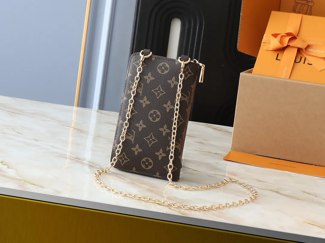 💰260💰Upgraded from the original M80731 ✨M e tis wallet dual mobile phone bag is cut out of Monogram canvas in a flexible configuration, providing a place for a variety of smartphones. The zipper bag securely stores cards, cash or keys, and the metal chain is removable, providing multiple carrying options. Presbyopia chain cloth shoulder strap messenger mobile phone bag small shoulder bag oo [handshake] [handshake] Monogram coated canvas - natural cowhide trim - fabric lining - zipper outer pocket - zipper front pocket - detachable, shoulder strap! ! Size:20-12-6