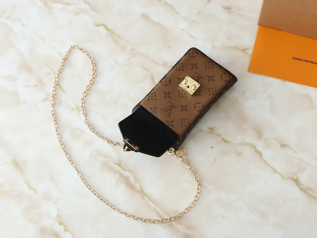 💰260💰Upgraded from the original M80731 ✨M e tis wallet dual mobile phone bag is cut out of Monogram canvas in a flexible configuration, providing a place for a variety of smartphones. The zipper bag securely stores cards, cash or keys, and the metal chain is removable, providing multiple carrying options. Presbyopia chain cloth shoulder strap messenger mobile phone bag small shoulder bag oo [handshake] [handshake] Monogram coated canvas - natural cowhide trim - fabric lining - zipper outer pocket - zipper front pocket - detachable, shoulder strap! ! Size:20-12-6