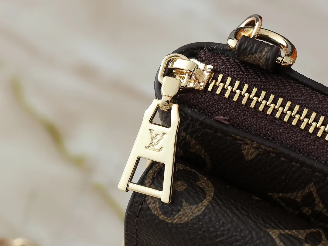 💰260💰Upgraded from the original M80731 ✨M e tis wallet dual mobile phone bag is cut out of Monogram canvas in a flexible configuration, providing a place for a variety of smartphones. The zipper bag securely stores cards, cash or keys, and the metal chain is removable, providing multiple carrying options. Presbyopia chain cloth shoulder strap messenger mobile phone bag small shoulder bag oo [handshake] [handshake] Monogram coated canvas - natural cowhide trim - fabric lining - zipper outer pocket - zipper front pocket - detachable, shoulder strap! ! Size:20-12-6