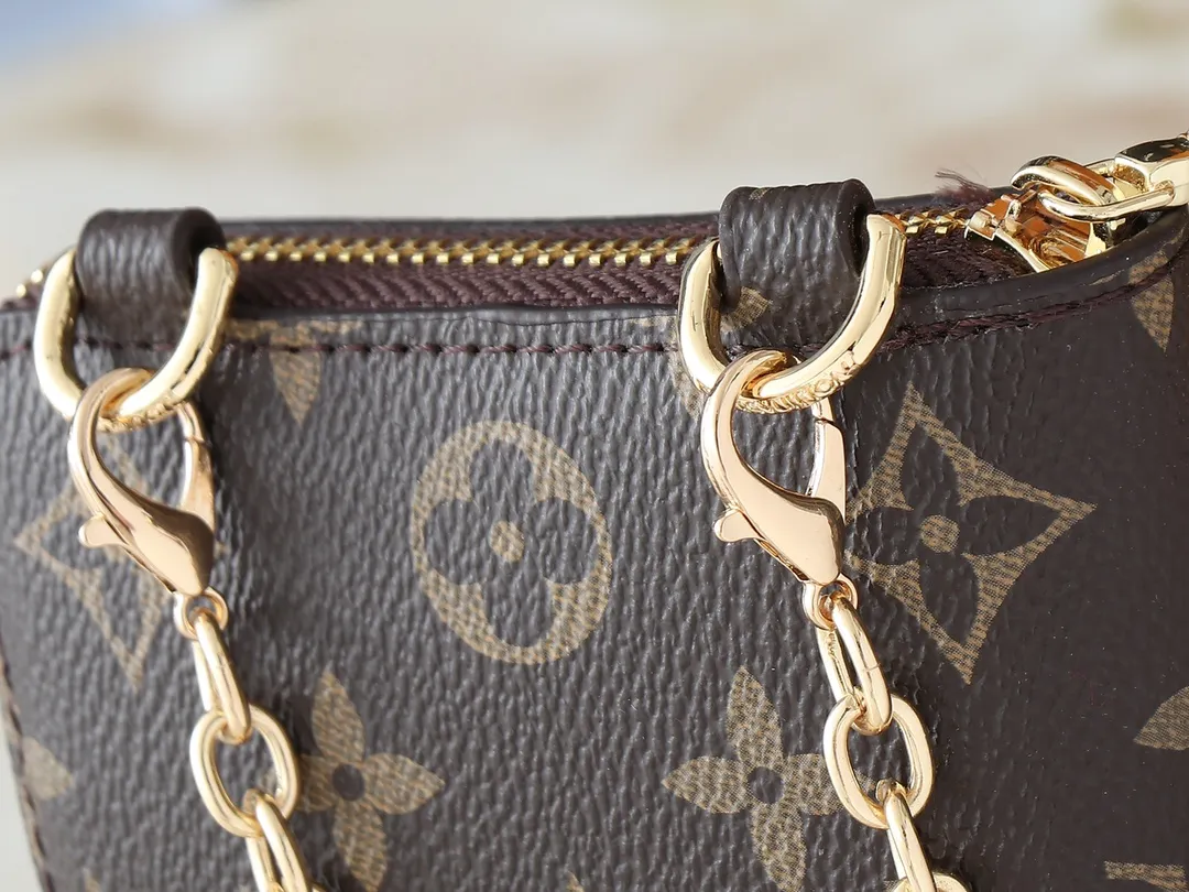 💰260💰Upgraded from the original M80731 ✨M e tis wallet dual mobile phone bag is cut out of Monogram canvas in a flexible configuration, providing a place for a variety of smartphones. The zipper bag securely stores cards, cash or keys, and the metal chain is removable, providing multiple carrying options. Presbyopia chain cloth shoulder strap messenger mobile phone bag small shoulder bag oo [handshake] [handshake] Monogram coated canvas - natural cowhide trim - fabric lining - zipper outer pocket - zipper front pocket - detachable, shoulder strap! ! Size:20-12-6