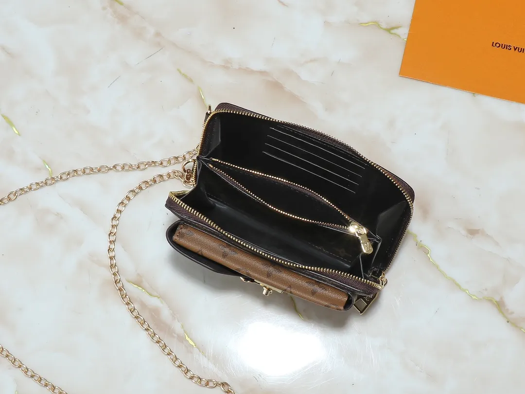 💰260💰Upgraded from the original M80731 ✨M e tis wallet dual mobile phone bag is cut out of Monogram canvas in a flexible configuration, providing a place for a variety of smartphones. The zipper bag securely stores cards, cash or keys, and the metal chain is removable, providing multiple carrying options. Presbyopia chain cloth shoulder strap messenger mobile phone bag small shoulder bag oo [handshake] [handshake] Monogram coated canvas - natural cowhide trim - fabric lining - zipper outer pocket - zipper front pocket - detachable, shoulder strap! ! Size:20-12-6