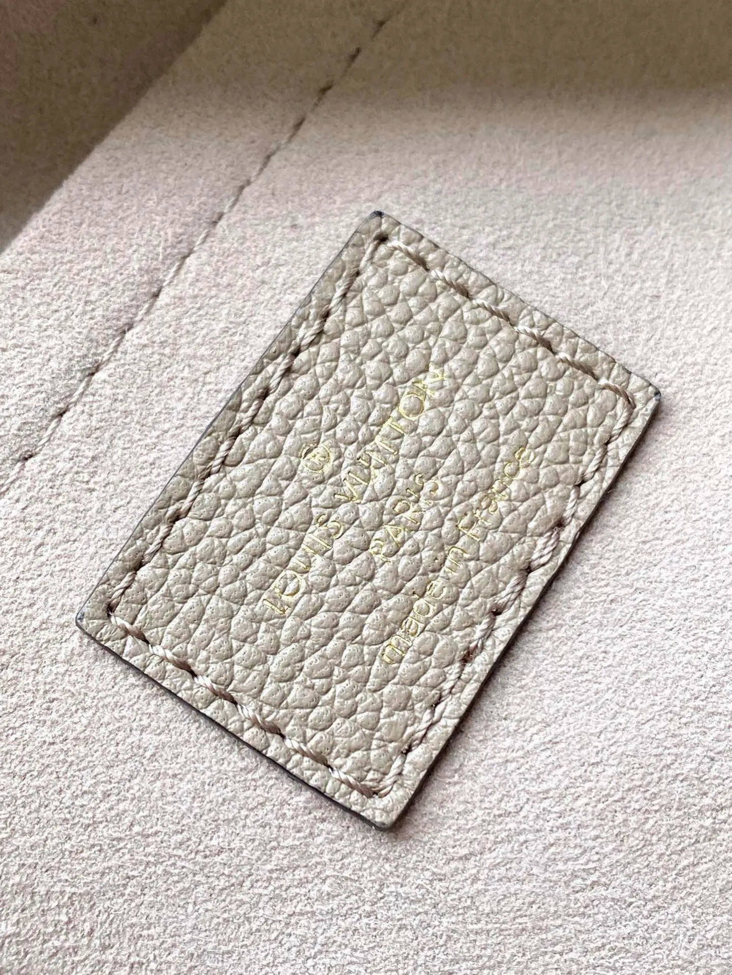 💰1100 (top layer leather) top original order M23641 Elephant Gray This small OnTheGo handbag is Monogram Empreinte leather embossed with the Giant Monogram pattern, highlighting the soft and slender silhouette. The compact interior keeps your daily essentials organized, while the articulated top handle and detachable leather and woven chain shoulder strap allow for a variety of carrying options. Dimensions: 25 × 13 × 10 cm