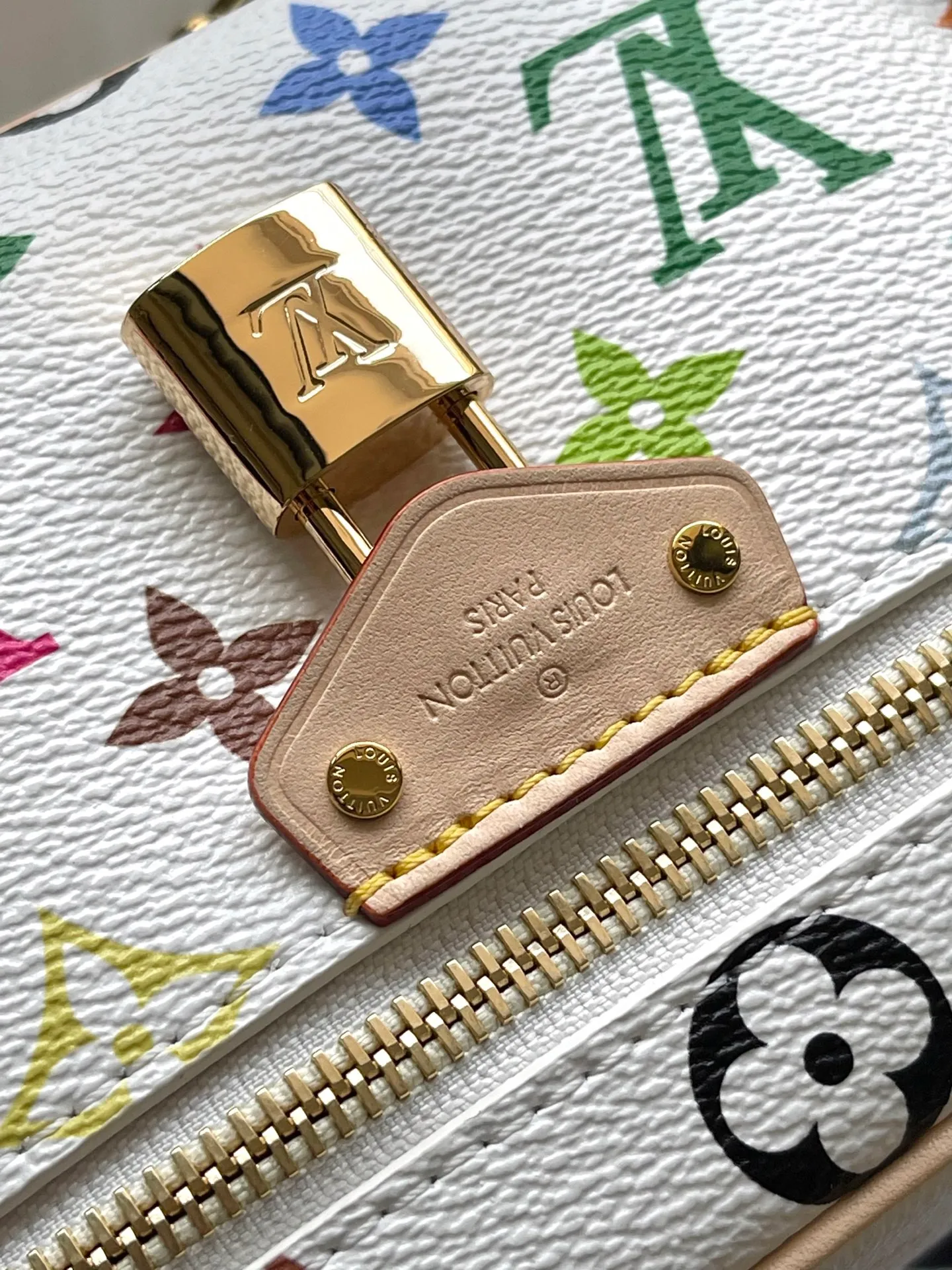 💰900 Top Original Order M13662 This Vanity Pouch handbag is from the Louis Vuitton x Murakami reissue series, reinterpreting the brand's classic Monogram pattern with the artist's bright tones. The coated canvas is trimmed with cow leather, and the zipper closure, detachable chain and LV-engraved padlock add a metallic sheen. Dimensions: 19 × 11.5 × 6.5 cm