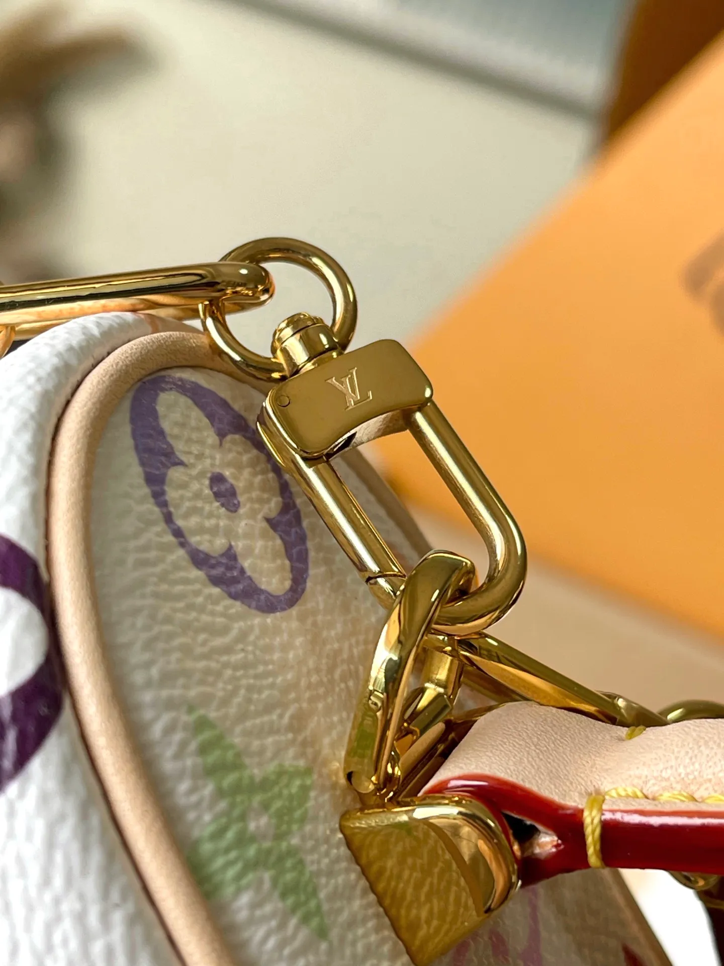 💰900 Top Original Order M13662 This Vanity Pouch handbag is from the Louis Vuitton x Murakami reissue series, reinterpreting the brand's classic Monogram pattern with the artist's bright tones. The coated canvas is trimmed with cow leather, and the zipper closure, detachable chain and LV-engraved padlock add a metallic sheen. Dimensions: 19 × 11.5 × 6.5 cm