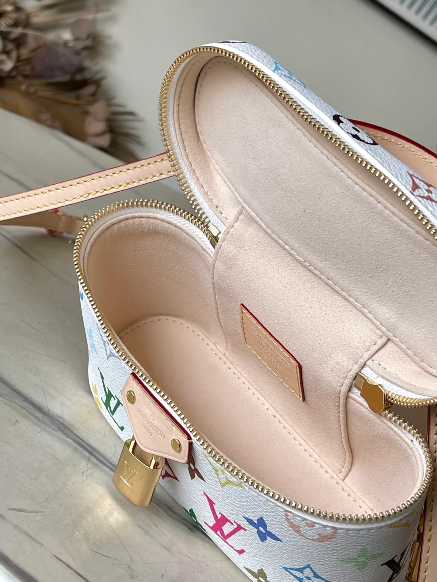 💰900 Top Original Order M13662 This Vanity Pouch handbag is from the Louis Vuitton x Murakami reissue series, reinterpreting the brand's classic Monogram pattern with the artist's bright tones. The coated canvas is trimmed with cow leather, and the zipper closure, detachable chain and LV-engraved padlock add a metallic sheen. Dimensions: 19 × 11.5 × 6.5 cm