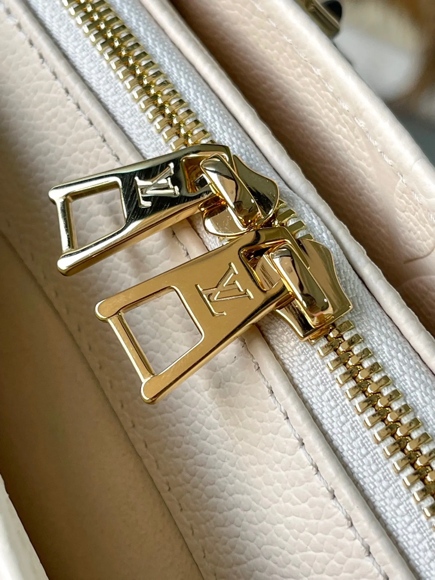 💰1060 (first-grain leather) top original order M23698 white This OnTheGo East West handbag introduces the OnTheGo small tote bag design. It uses Monogram Empreinte leather to reinterpret East West's ample configuration. Giant Monogram is embossed on the leather bag body. The neat inner layer can store daily necessities. The top handle and detachable leather chain shoulder strap allow for multiple carrying methods. Size: 25x13x10cm