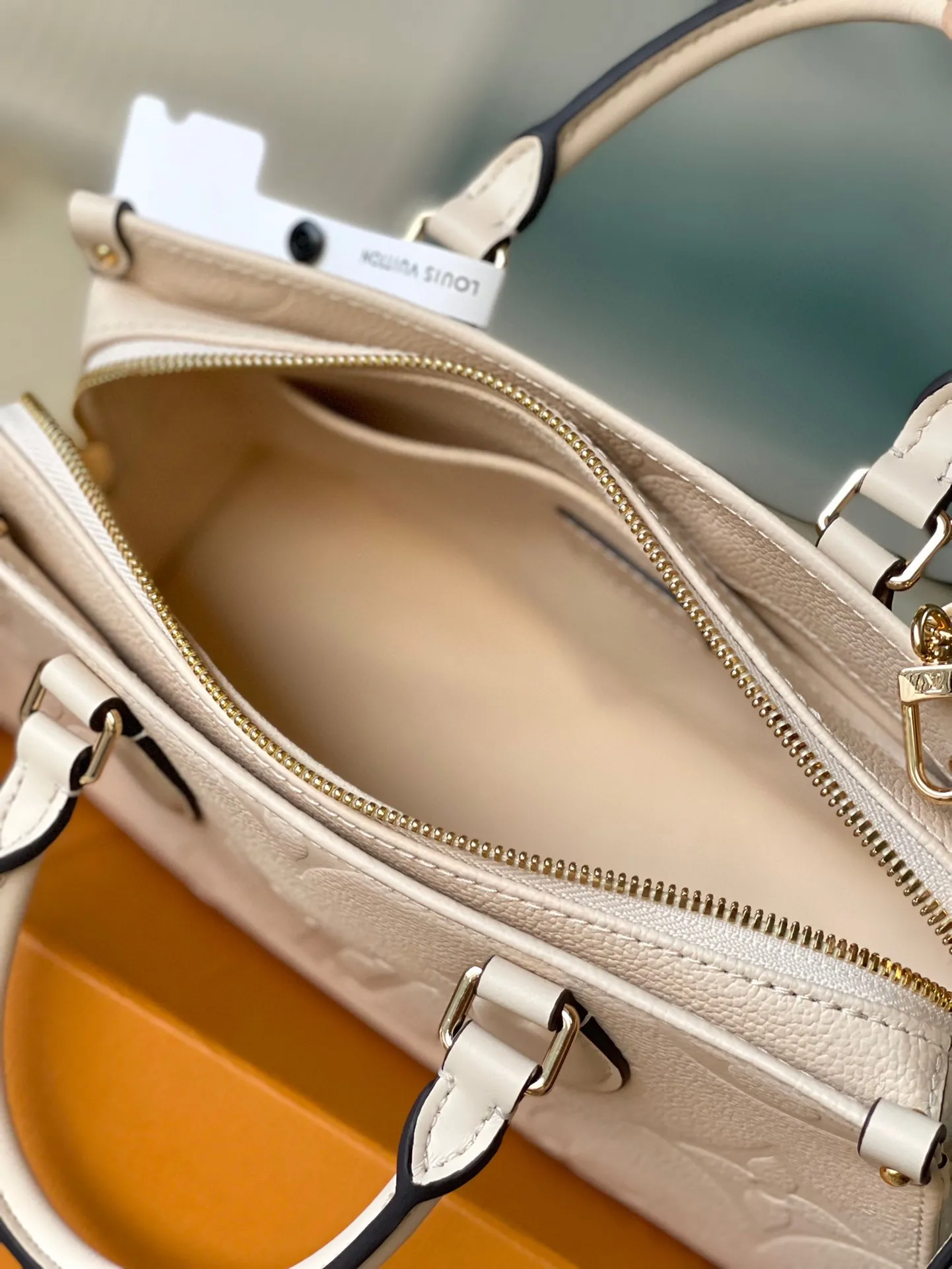 💰1060 (first-grain leather) top original order M23698 white This OnTheGo East West handbag introduces the OnTheGo small tote bag design. It uses Monogram Empreinte leather to reinterpret East West's ample configuration. Giant Monogram is embossed on the leather bag body. The neat inner layer can store daily necessities. The top handle and detachable leather chain shoulder strap allow for multiple carrying methods. Size: 25x13x10cm