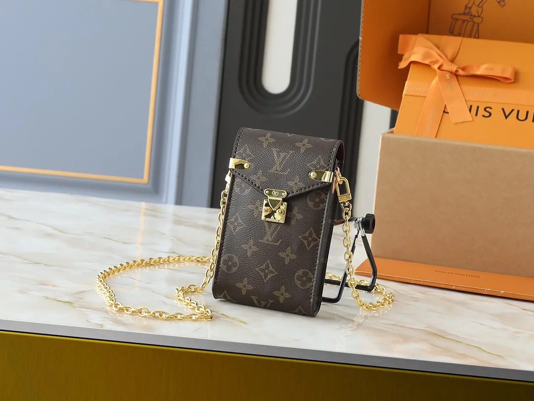 💰220💰Upgraded from the original M13572. This Métis mobile phone bag draws inspiration from Louis Vuitton's classic luggage, and is made of a whole piece of Monogram canvas to create an exquisite structure. The S-lock clasp and metal corners speak of the brand's long tradition of boxmaking. Attach the removable chain to instantly be hands-free. Dimensions: 10.4 x 17.5 x 4.0 cm (length x height x width)