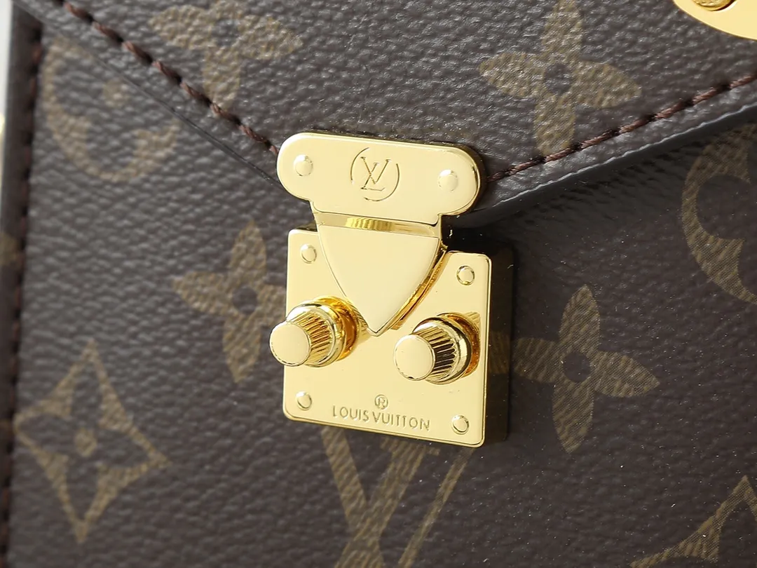 💰220💰Upgraded from the original M13572. This Métis mobile phone bag draws inspiration from Louis Vuitton's classic luggage, and is made of a whole piece of Monogram canvas to create an exquisite structure. The S-lock clasp and metal corners speak of the brand's long tradition of boxmaking. Attach the removable chain to instantly be hands-free. Dimensions: 10.4 x 17.5 x 4.0 cm (length x height x width)