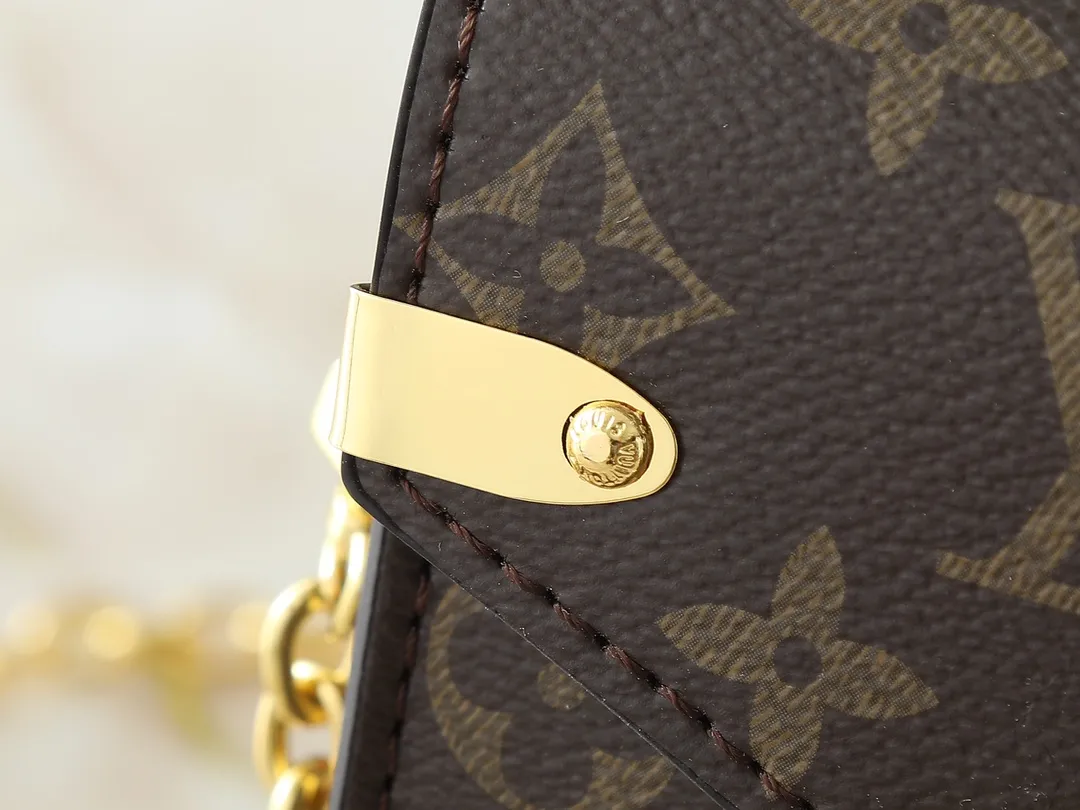 💰220💰Upgraded from the original M13572. This Métis mobile phone bag draws inspiration from Louis Vuitton's classic luggage, and is made of a whole piece of Monogram canvas to create an exquisite structure. The S-lock clasp and metal corners speak of the brand's long tradition of boxmaking. Attach the removable chain to instantly be hands-free. Dimensions: 10.4 x 17.5 x 4.0 cm (length x height x width)