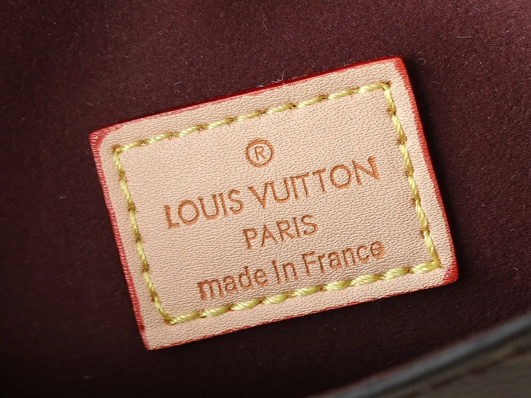 💰220💰Upgraded from the original M13572. This Métis mobile phone bag draws inspiration from Louis Vuitton's classic luggage, and is made of a whole piece of Monogram canvas to create an exquisite structure. The S-lock clasp and metal corners speak of the brand's long tradition of boxmaking. Attach the removable chain to instantly be hands-free. Dimensions: 10.4 x 17.5 x 4.0 cm (length x height x width)