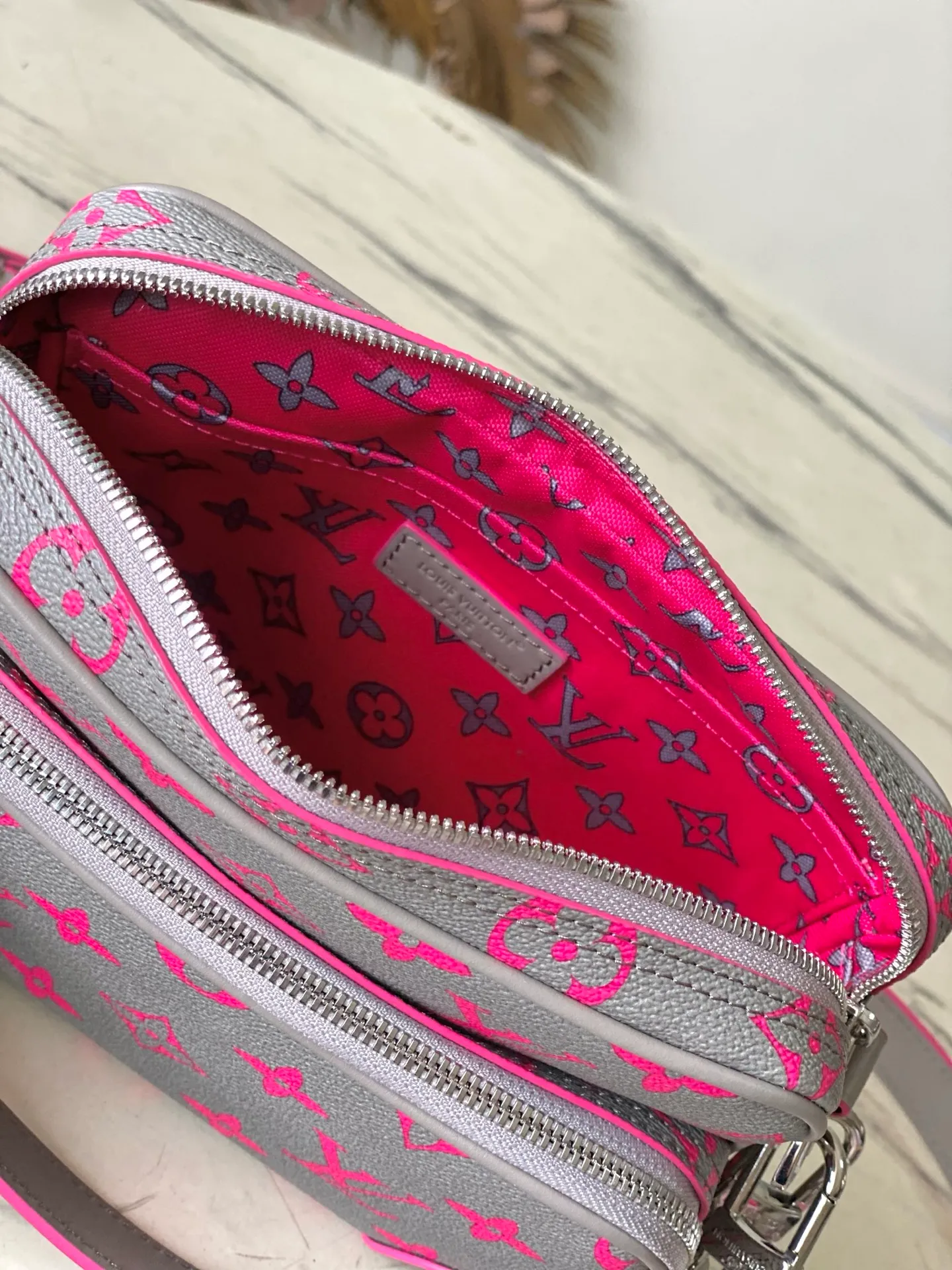 💰1020 Top Original M15024 Gray Men’s Messenger Bag NIL Messenger Bag Pharrell Williams is from the brand’s collaboration series with Tyler, using Damier Golf coated canvas with cow leather trim. Louis Vuitton floral embellishments accentuate the details, and the Marque L.Vuitton déposée logo is integrated into one of the Damier checks. The compact structure includes a zippered main compartment and zippered front pocket, and the handsome corners harken back to the box-making heritage. The top handle and leather shoulder strap are both detachable, allowing for a variety of carrying options. Dimensions: 17.5 x 11 x 25 cm.