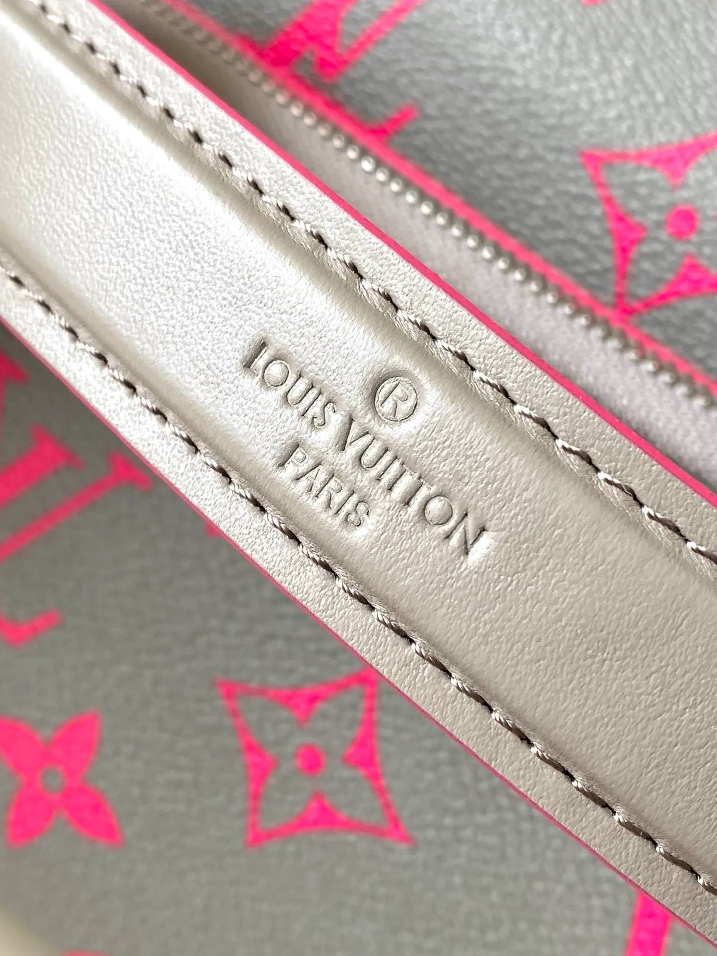 💰1020 Top Original M15024 Gray Men’s Messenger Bag NIL Messenger Bag Pharrell Williams is from the brand’s collaboration series with Tyler, using Damier Golf coated canvas with cow leather trim. Louis Vuitton floral embellishments accentuate the details, and the Marque L.Vuitton déposée logo is integrated into one of the Damier checks. The compact structure includes a zippered main compartment and zippered front pocket, and the handsome corners harken back to the box-making heritage. The top handle and leather shoulder strap are both detachable, allowing for a variety of carrying options. Dimensions: 17.5 x 11 x 25 cm.