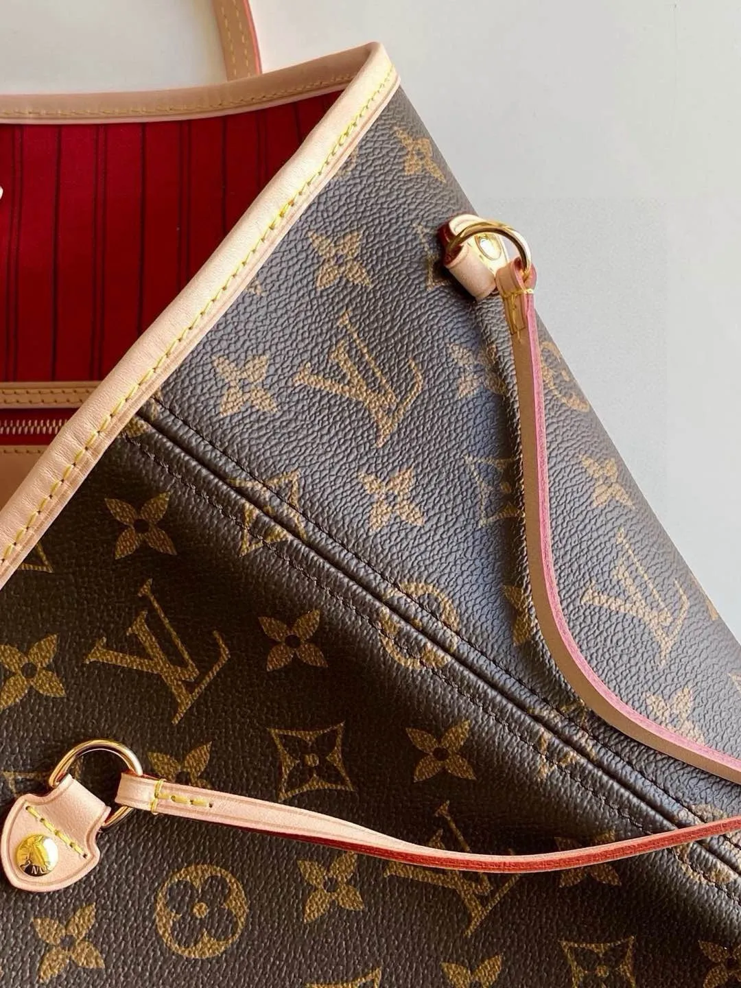💰800 (large steel nails) top original order M40991 NEVERFULL large handbag Neverfull is a new interpretation of the classic handbag and explores the exquisite details inside the bag. Redesigned interior pockets feature fresh fabric linings and vintage details inspired by the Louis Vuitton archives, most notably the detachable zippered clutch, which can be used as a sophisticated clutch on its own or as an additional pocket. Bright lining tones add a more lively feel to Monogram's classic canvas. Detailed features 39 x 32 x 19 cm (Length x Height x Width) Redesigned interior pocket with details inspired by the Louis Vuitton archives Pockets lined with linen fabric Removable zippered clutch with tonal interior pocket Natural cowhide leather trim Shiny gold-tone hardware Handles: double handles