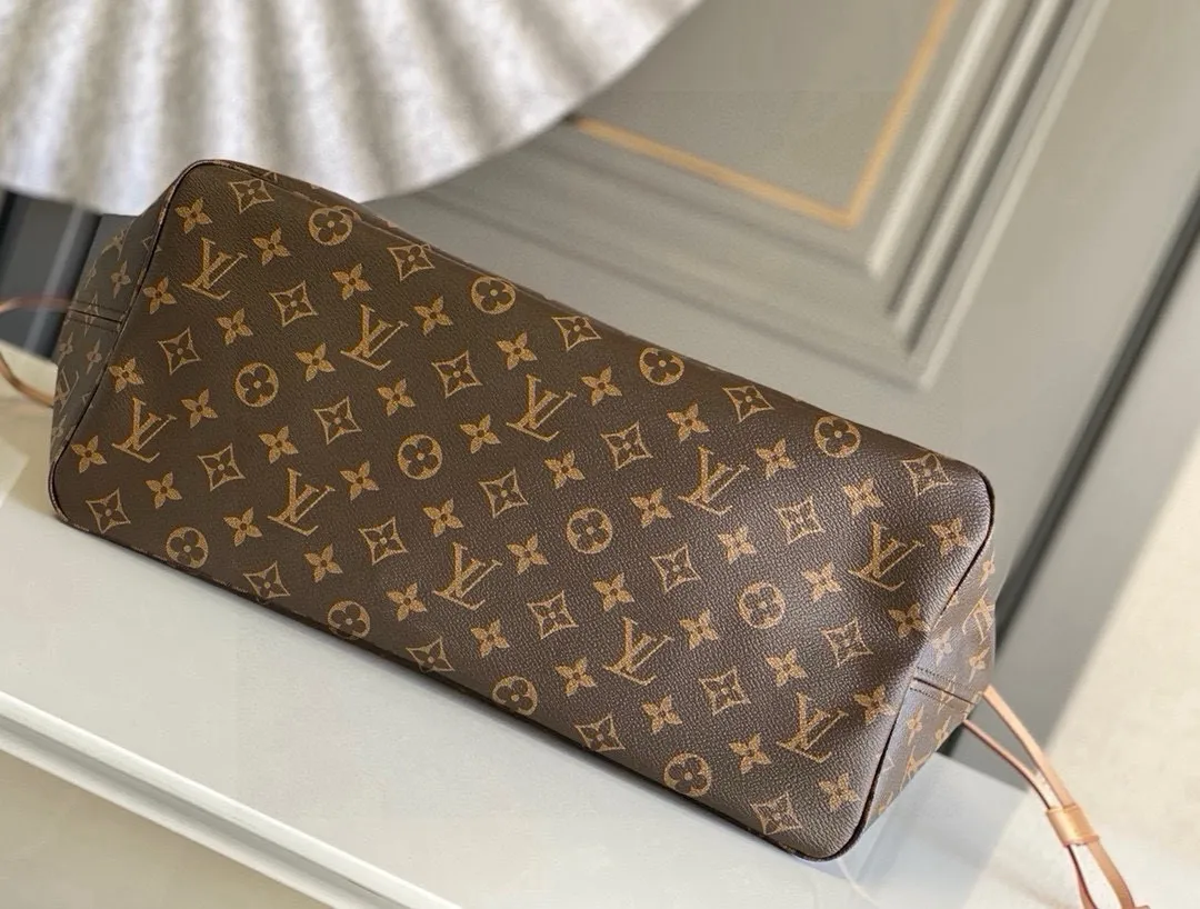 💰800 (large steel nails) top original order M40991 NEVERFULL large handbag Neverfull is a new interpretation of the classic handbag and explores the exquisite details inside the bag. Redesigned interior pockets feature fresh fabric linings and vintage details inspired by the Louis Vuitton archives, most notably the detachable zippered clutch, which can be used as a sophisticated clutch on its own or as an additional pocket. Bright lining tones add a more lively feel to Monogram's classic canvas. Detailed features 39 x 32 x 19 cm (Length x Height x Width) Redesigned interior pocket with details inspired by the Louis Vuitton archives Pockets lined with linen fabric Removable zippered clutch with tonal interior pocket Natural cowhide leather trim Shiny gold-tone hardware Handles: double handles