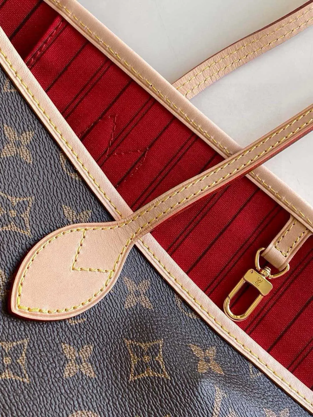 💰800 (large steel nails) top original order M40991 NEVERFULL large handbag Neverfull is a new interpretation of the classic handbag and explores the exquisite details inside the bag. Redesigned interior pockets feature fresh fabric linings and vintage details inspired by the Louis Vuitton archives, most notably the detachable zippered clutch, which can be used as a sophisticated clutch on its own or as an additional pocket. Bright lining tones add a more lively feel to Monogram's classic canvas. Detailed features 39 x 32 x 19 cm (Length x Height x Width) Redesigned interior pocket with details inspired by the Louis Vuitton archives Pockets lined with linen fabric Removable zippered clutch with tonal interior pocket Natural cowhide leather trim Shiny gold-tone hardware Handles: double handles