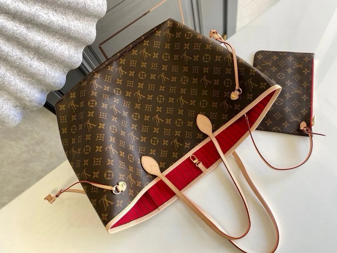 💰800 (large steel nails) top original order M40991 NEVERFULL large handbag Neverfull is a new interpretation of the classic handbag and explores the exquisite details inside the bag. Redesigned interior pockets feature fresh fabric linings and vintage details inspired by the Louis Vuitton archives, most notably the detachable zippered clutch, which can be used as a sophisticated clutch on its own or as an additional pocket. Bright lining tones add a more lively feel to Monogram's classic canvas. Detailed features 39 x 32 x 19 cm (Length x Height x Width) Redesigned interior pocket with details inspired by the Louis Vuitton archives Pockets lined with linen fabric Removable zippered clutch with tonal interior pocket Natural cowhide leather trim Shiny gold-tone hardware Handles: double handles